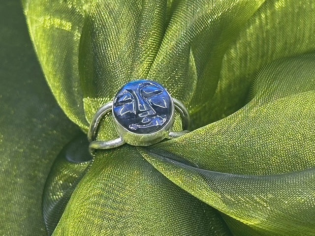 Moon face labradorite ring