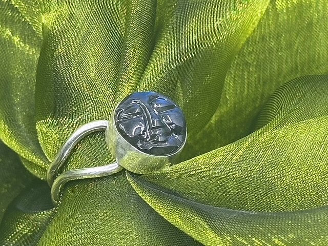 Moon face labradorite ring